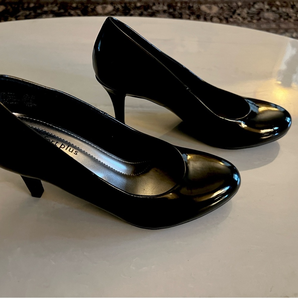 Comfort plus by predictions, black patent leather heels, size 5W